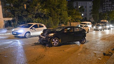 İstanbul'da Büyük Trafik Kazası: 10 Araç Birbirine Girdi